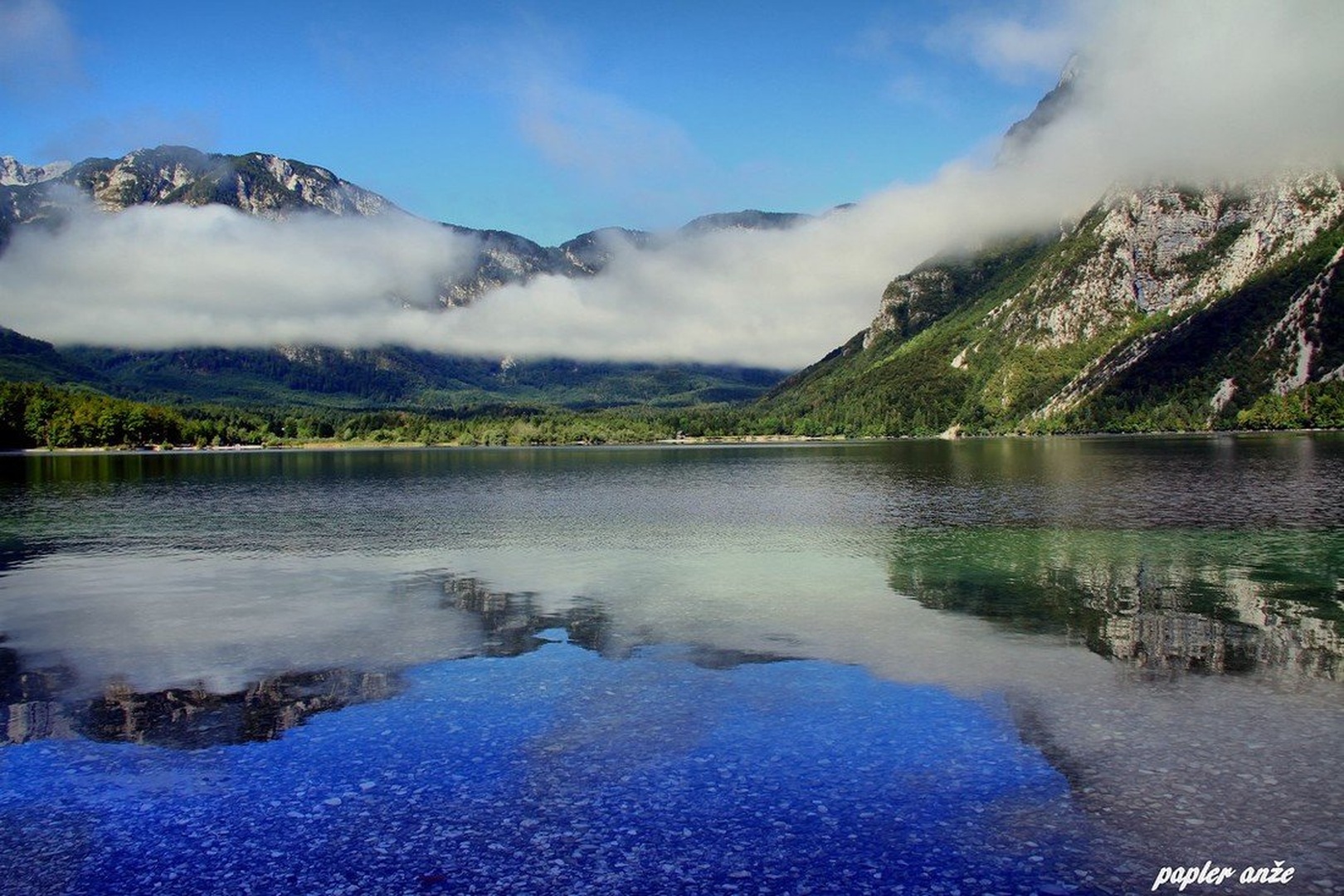 jutranje meglice nad jezerom by anže papler