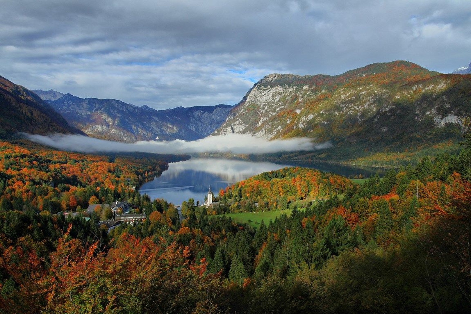 pogled na jesensko jezero by anže papler