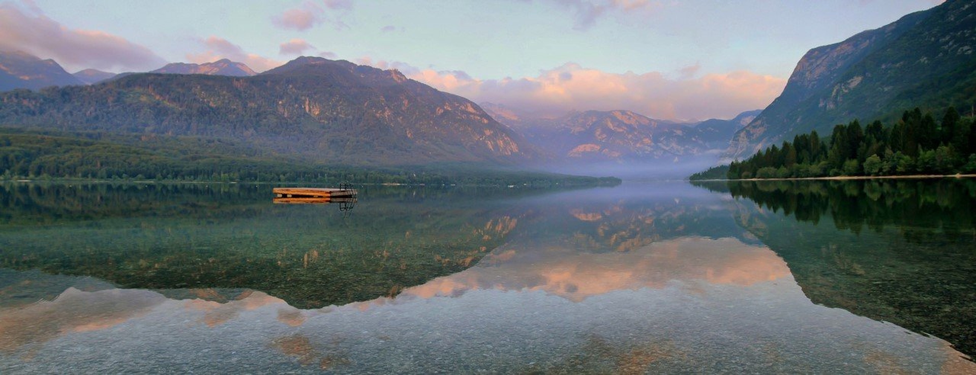 Počiva jezero v tišini by anže papler