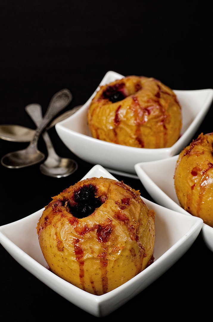 polnjena jabolka (food photo) by Natalija Šahraj