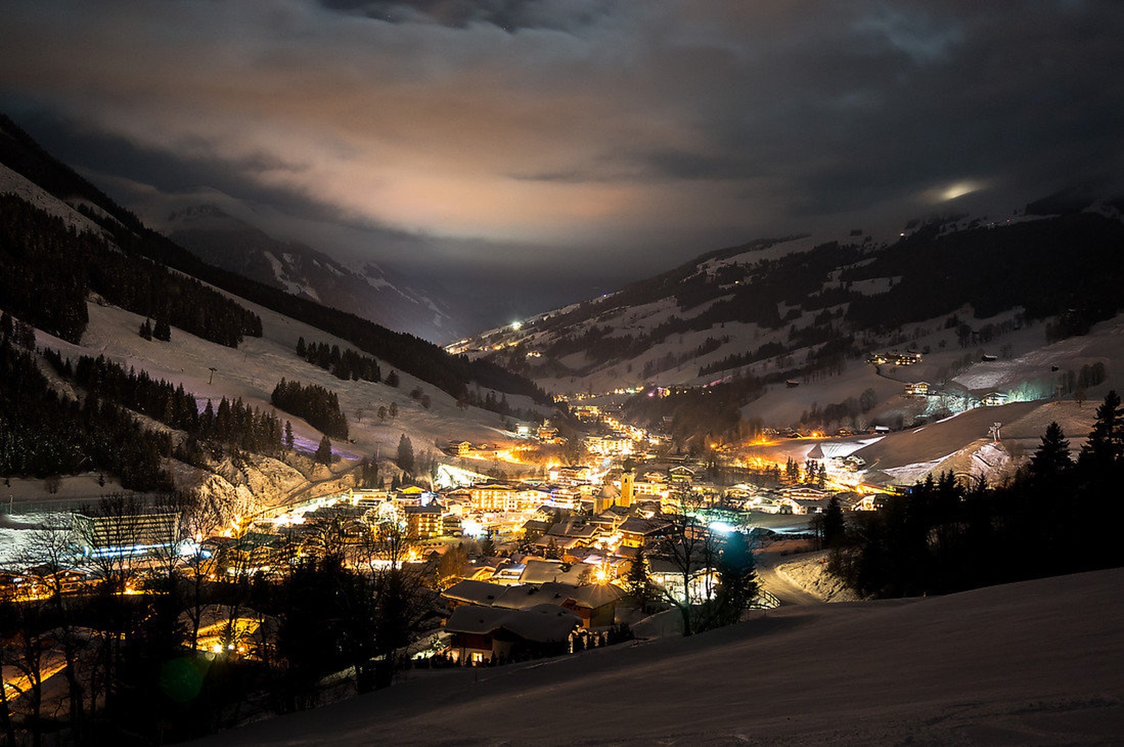 Saalbach at night by Žiga Plahutar