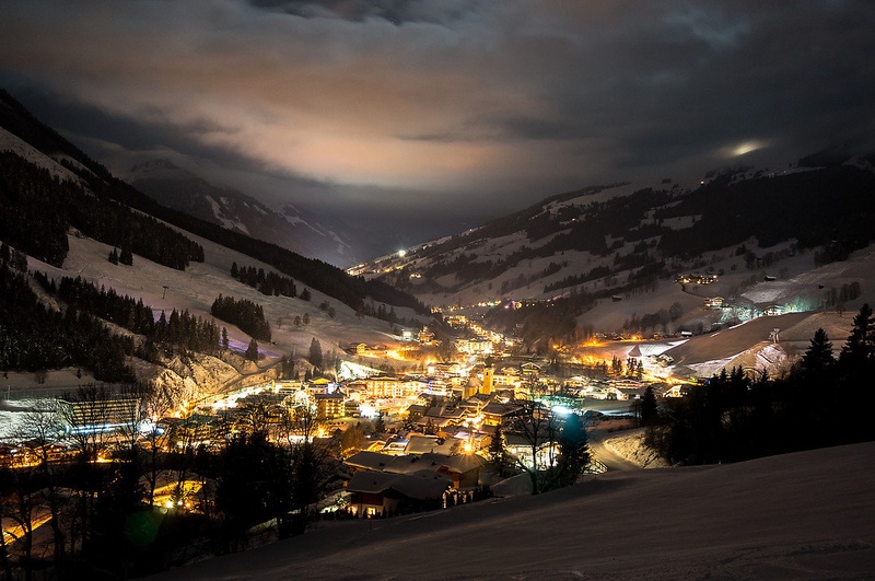Saalbach at night by Žiga Plahutar