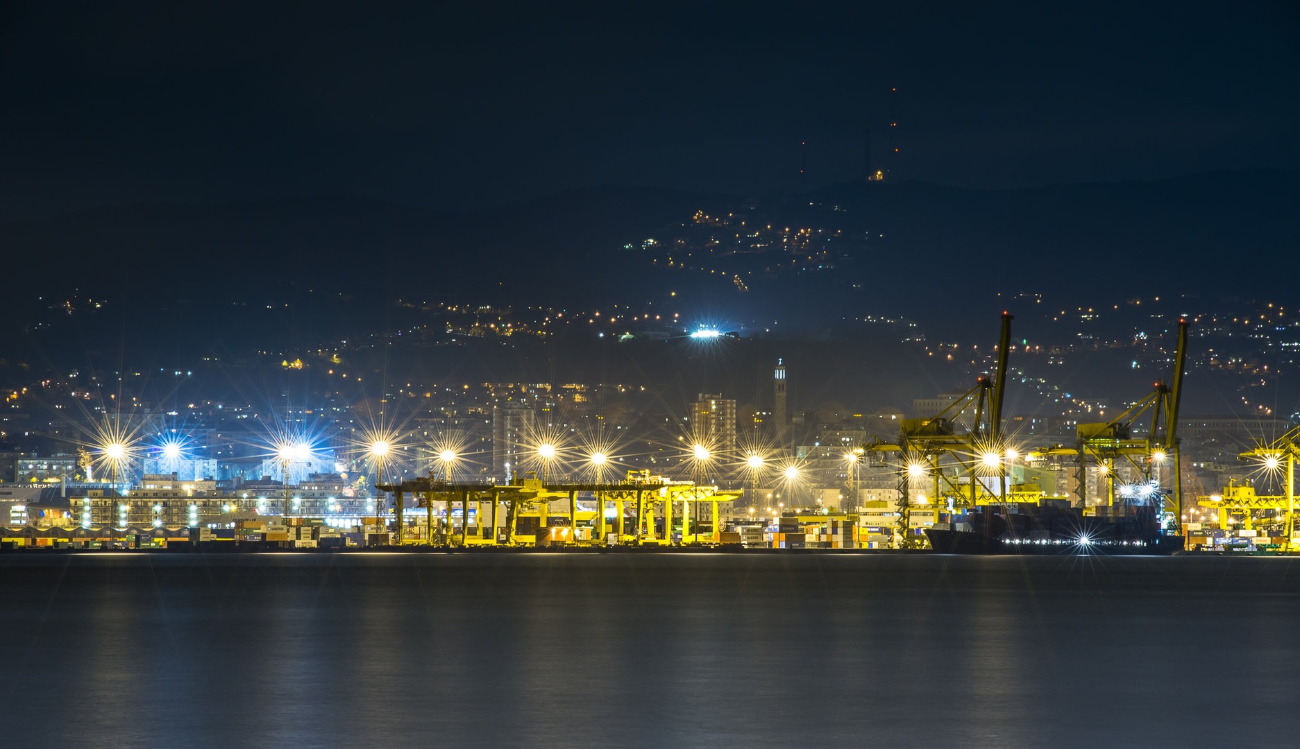 Pristanišče v Trstu ponoči by Aljaz Vidmar