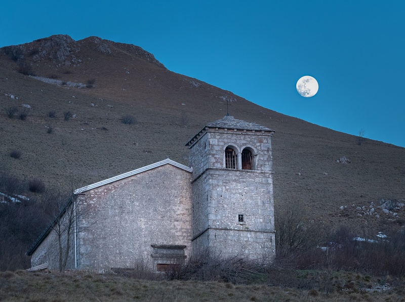 lunin vzhod za cerkvico by Aljaz Vidmar