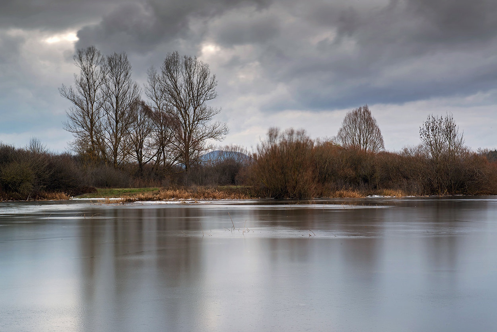 Zamrznjeno jezero by Miro Ažman