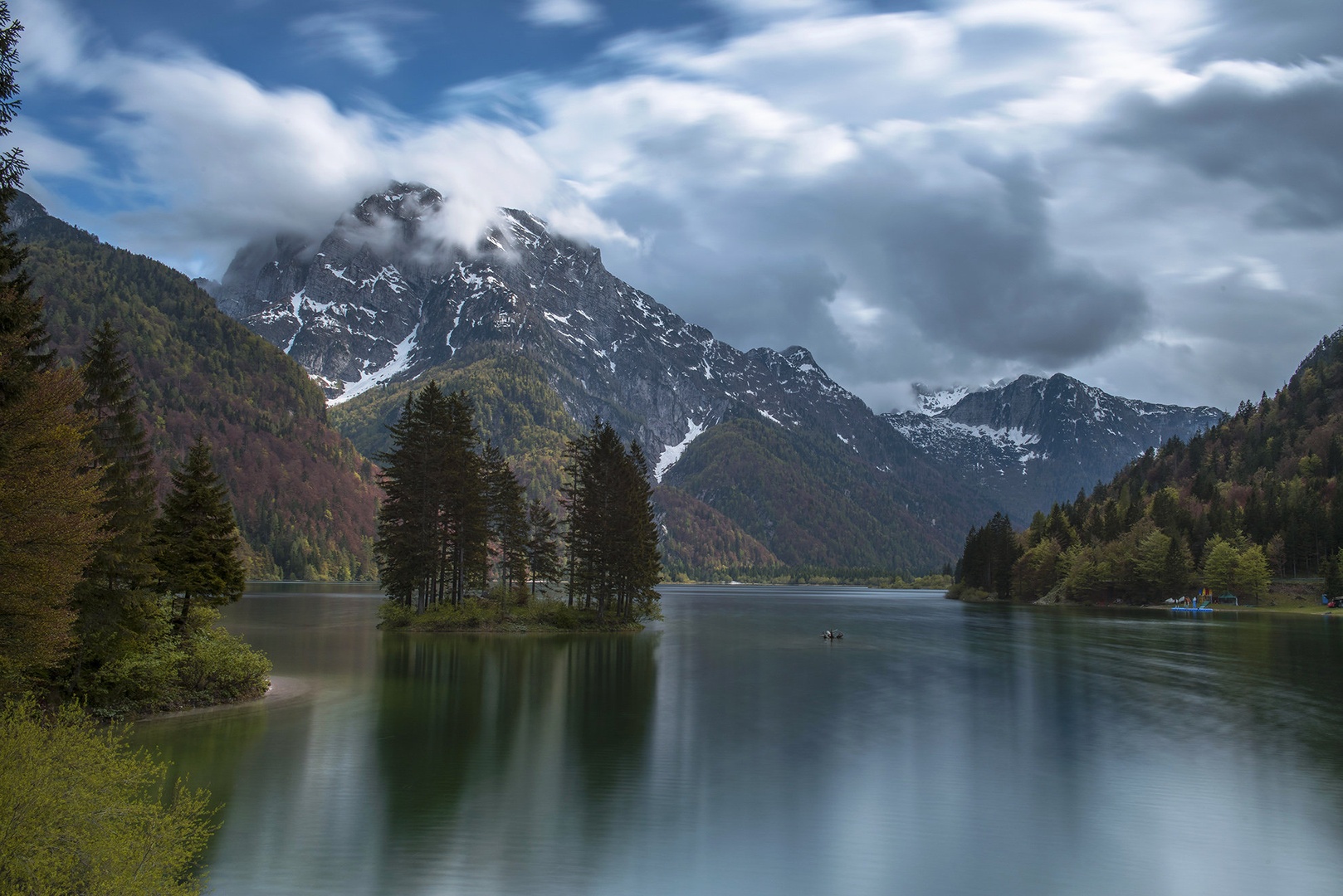 Rabeljsko jezero. by Miro Ažman