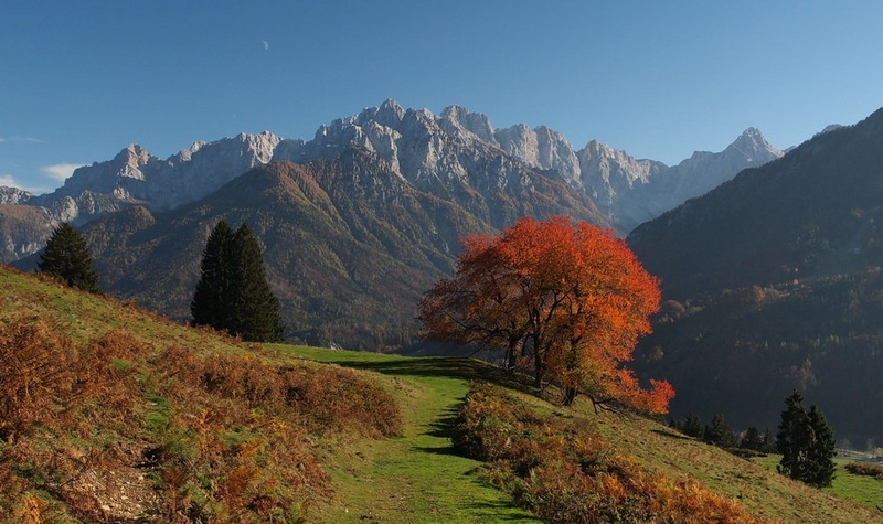 Nad dolino. by Peter Cvenkelj