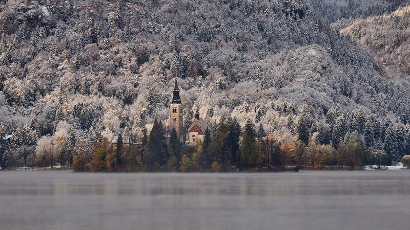 V zgodnjem snegu. by Peter Cvenkelj