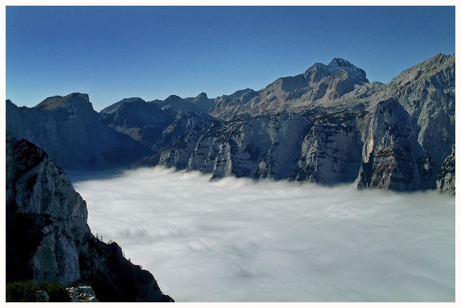 Triglav, sonce in megla by
