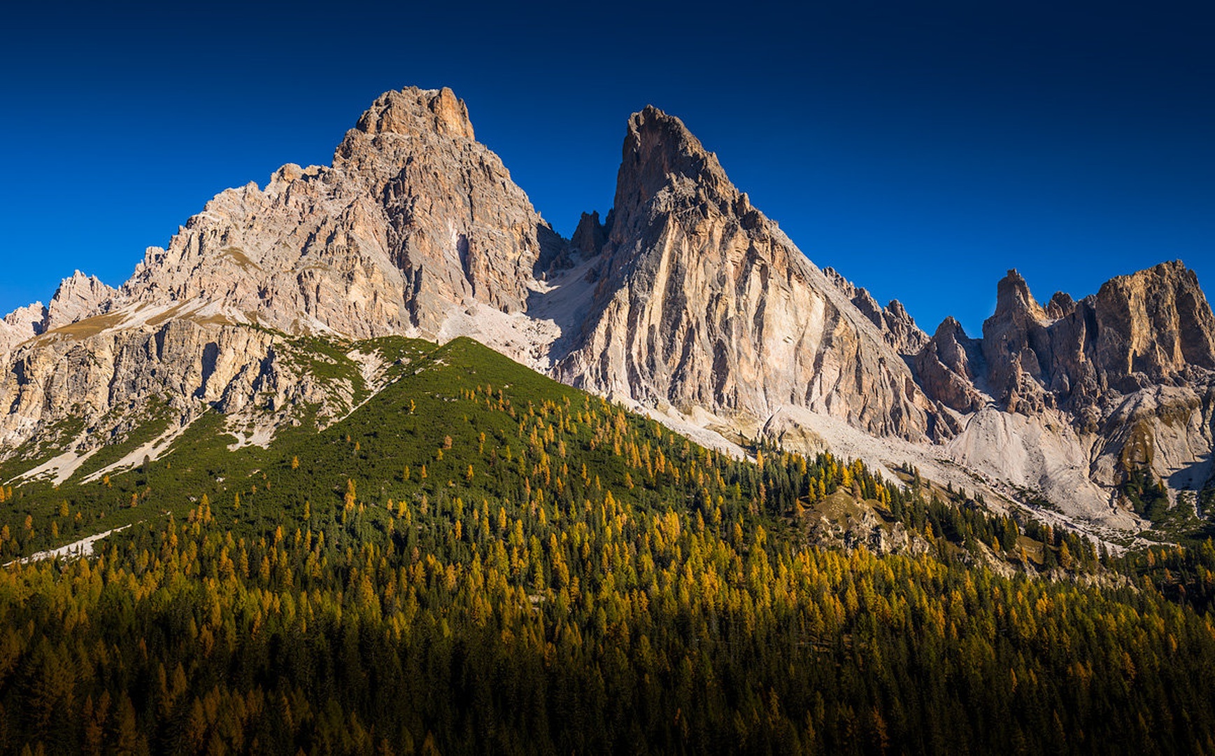 Pogled na Monte Cristallo (3221 m) by Danijel Turnšek