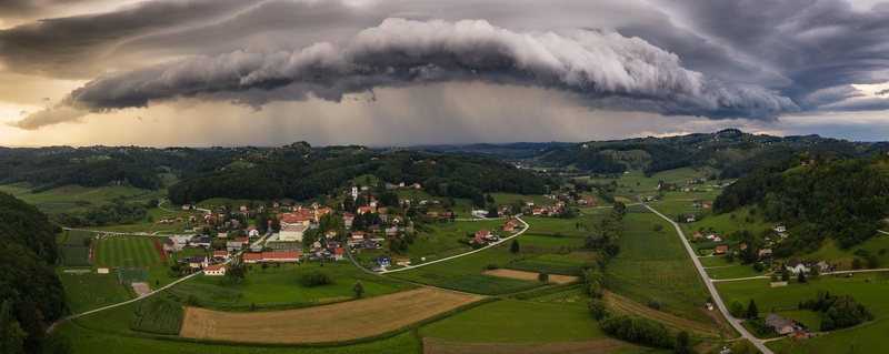 Shelf cloud nad Cirkulanami by Danijel Turnšek