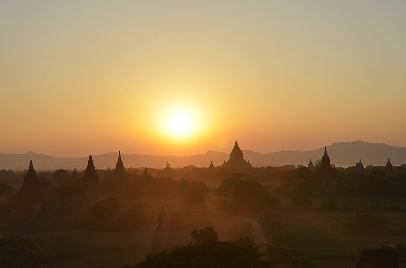 bagan-dezela soncnih zahodov in pagod by Karmen Jarc