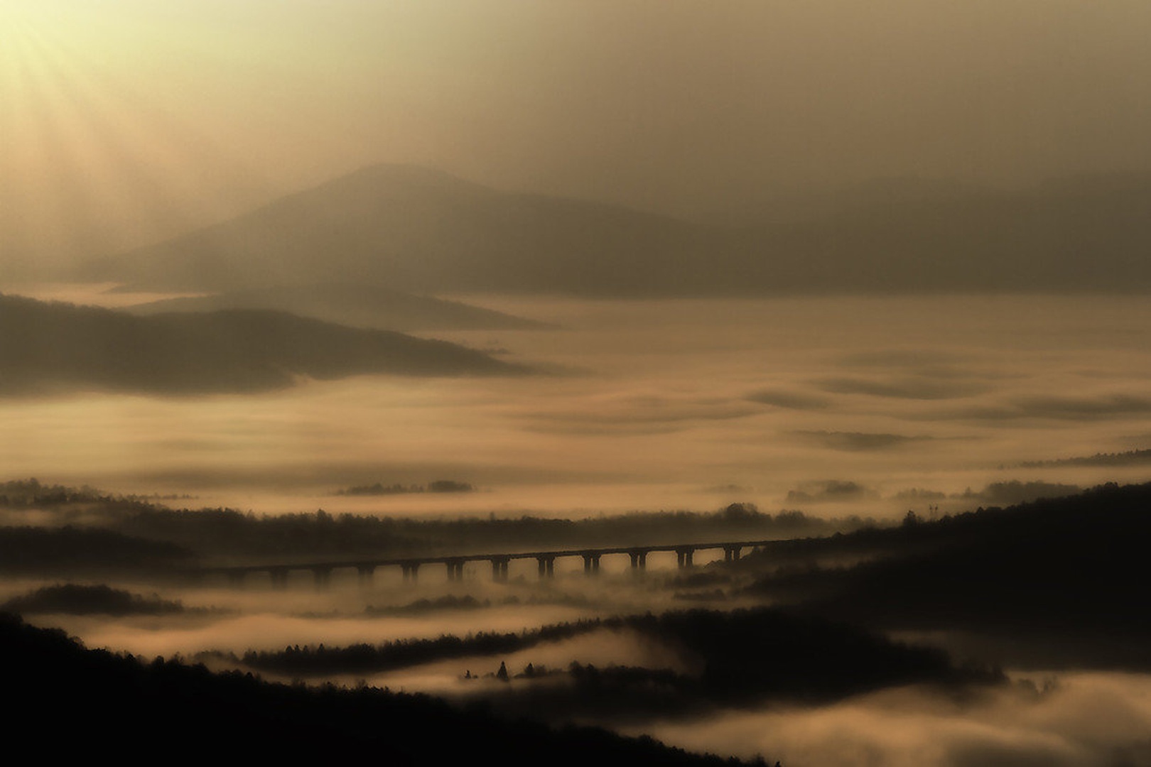 Fotograf v lepi naši, most v ljepi njihovi by Matej Kapš