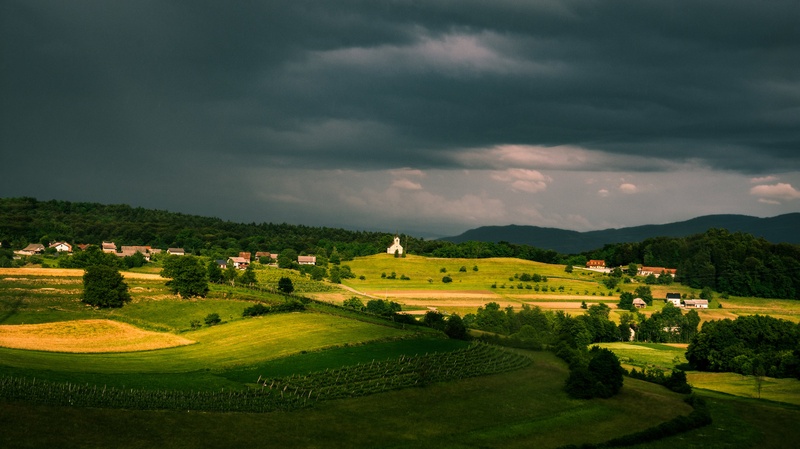 Med dežjem by Primož Kerin