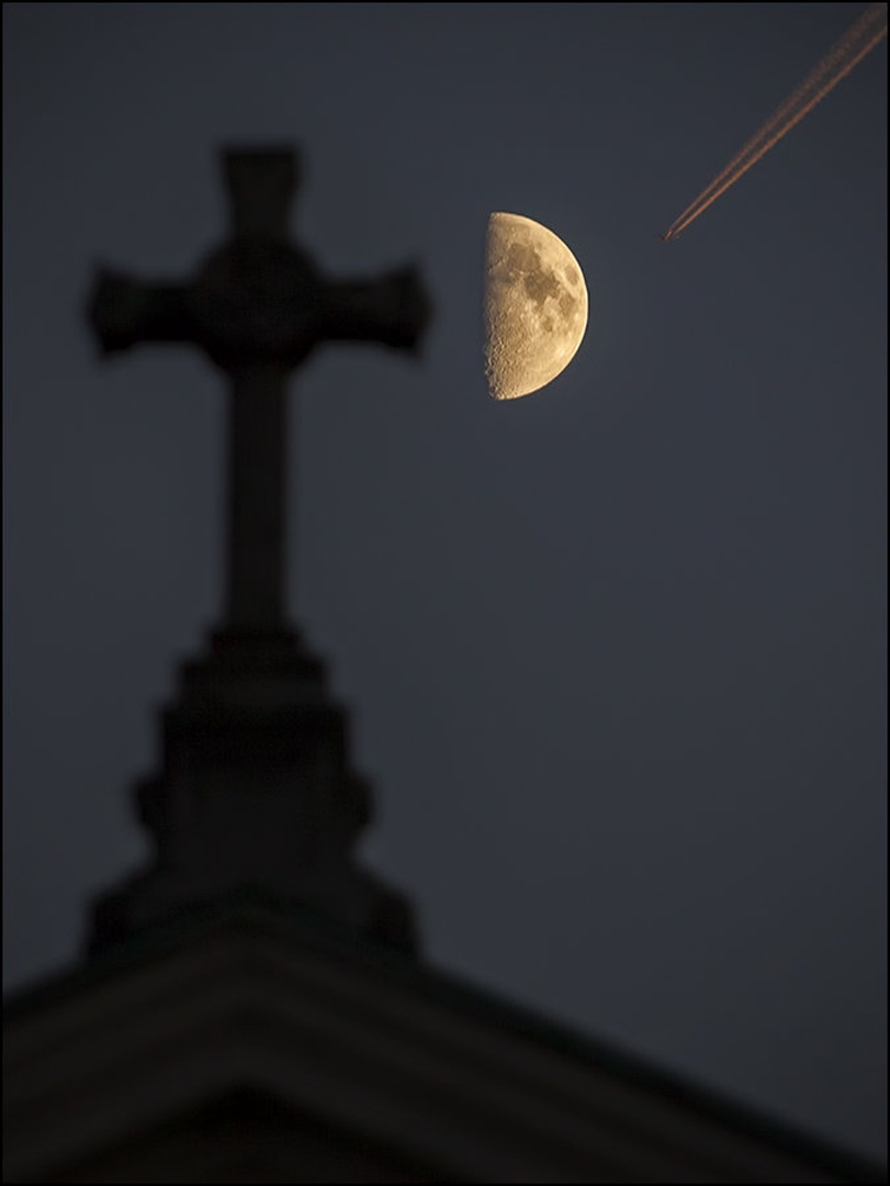 Haloween moon by Dare Brenko
