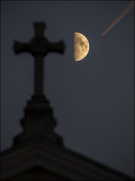 Haloween moon by Dare Brenko