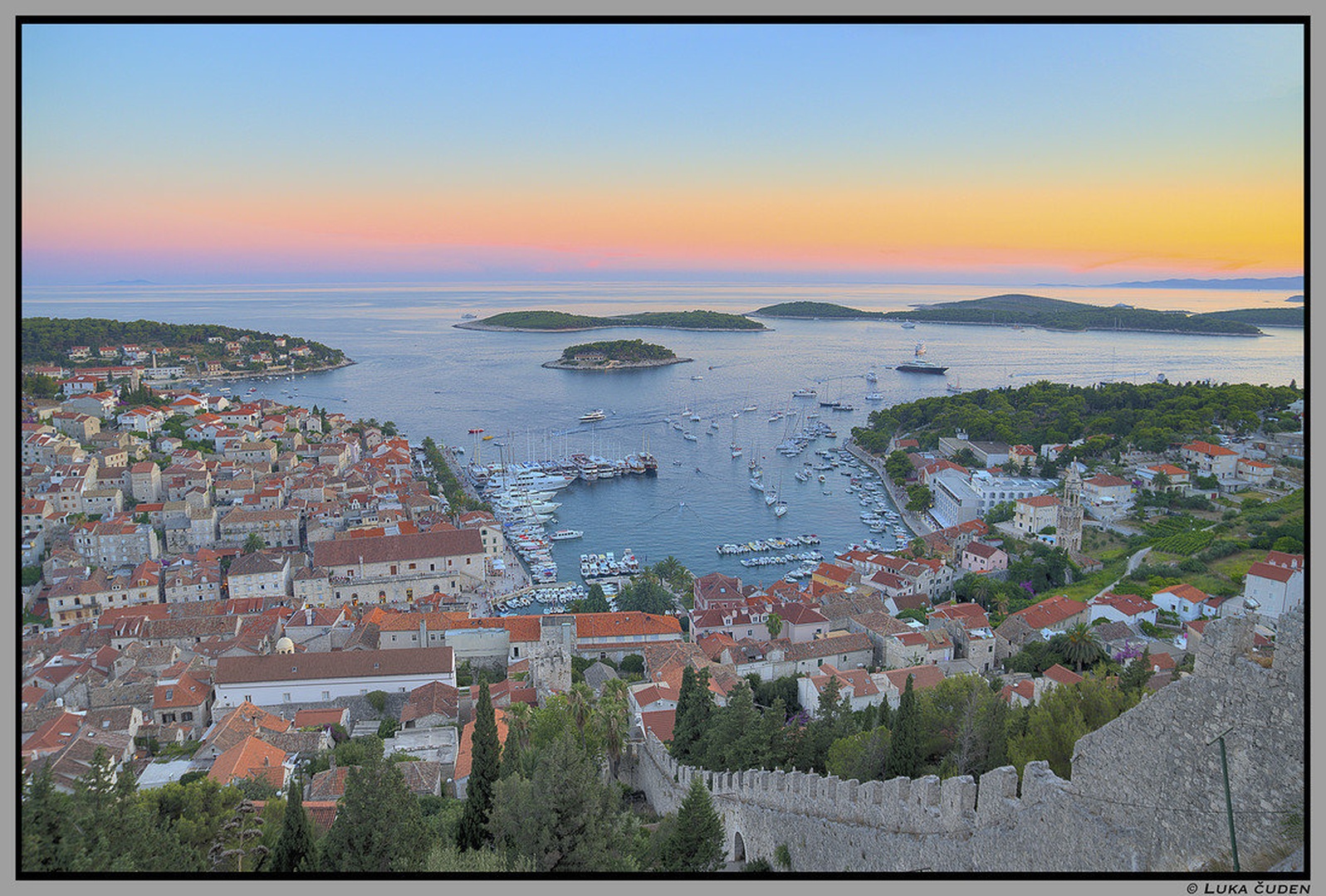 Pogled na hvar ob zahodu by Luka Čuden