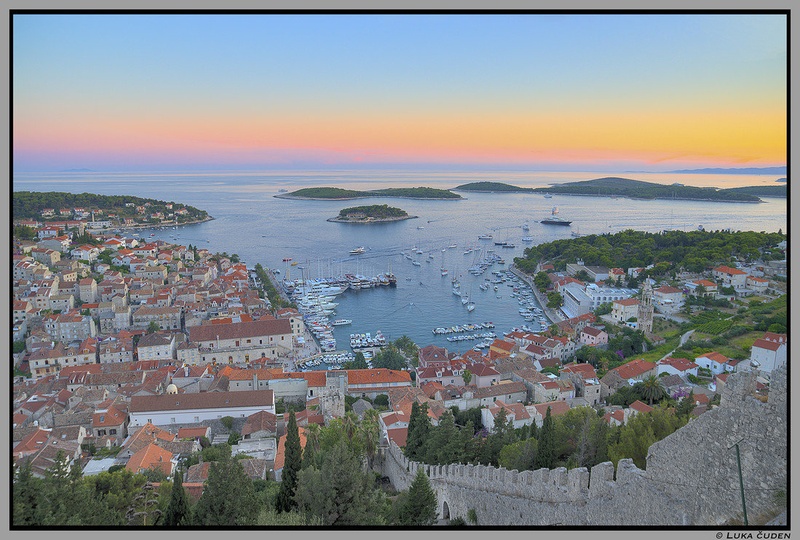 Pogled na hvar ob zahodu by Luka Čuden