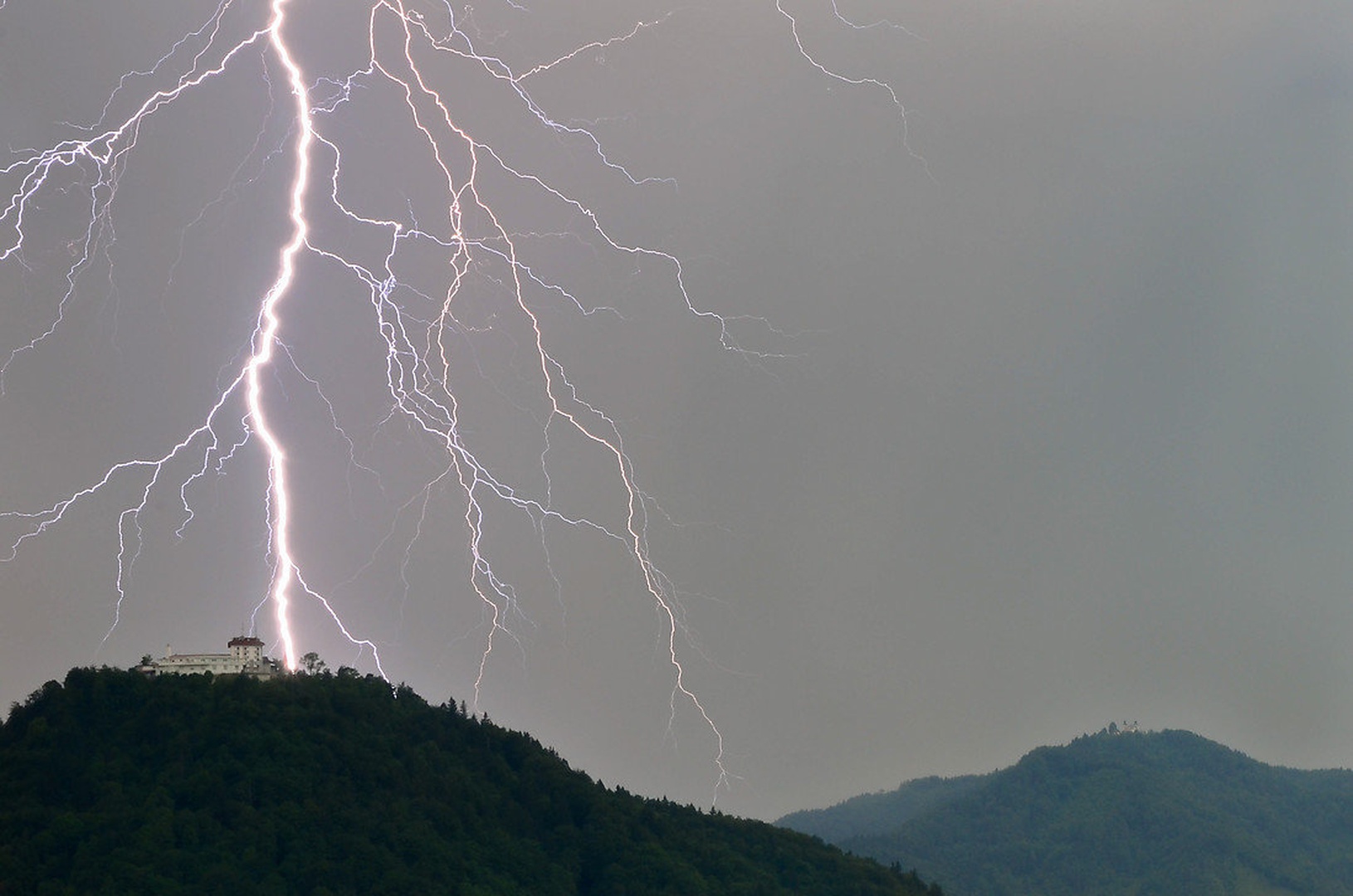 Strela nad Šmarjetno goro by piskur