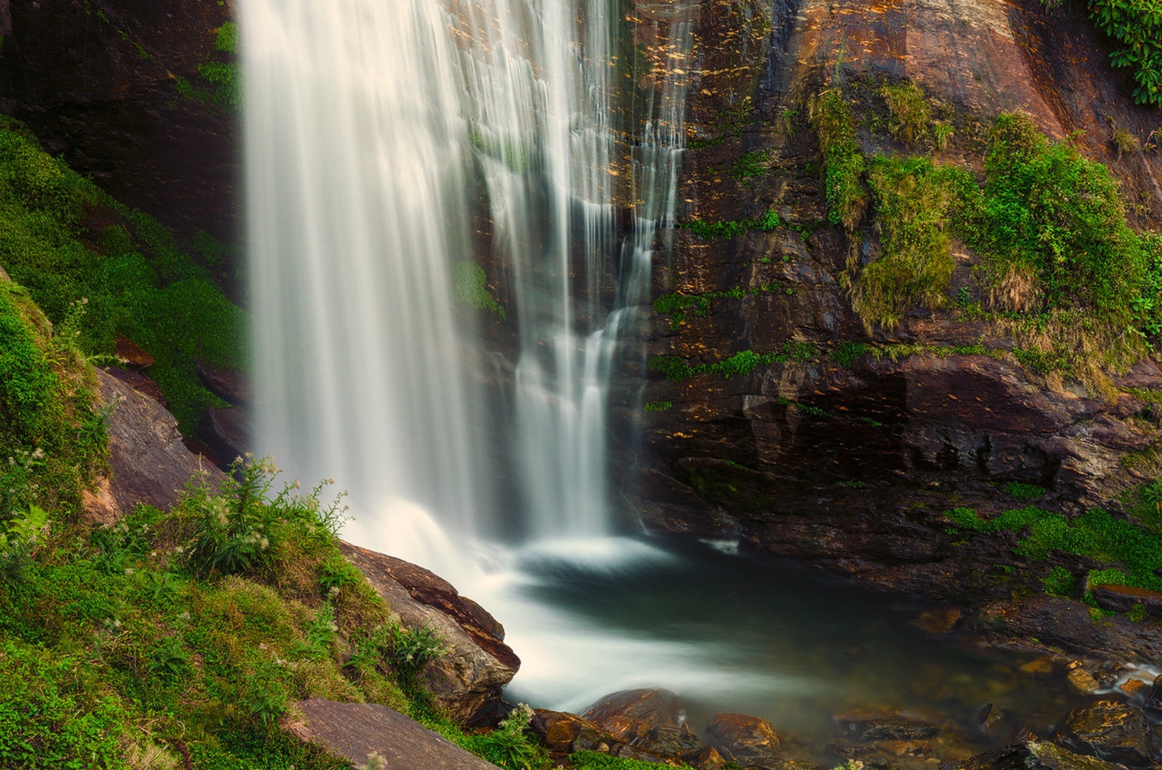 Jagat waterfall by Tanis Kodrun