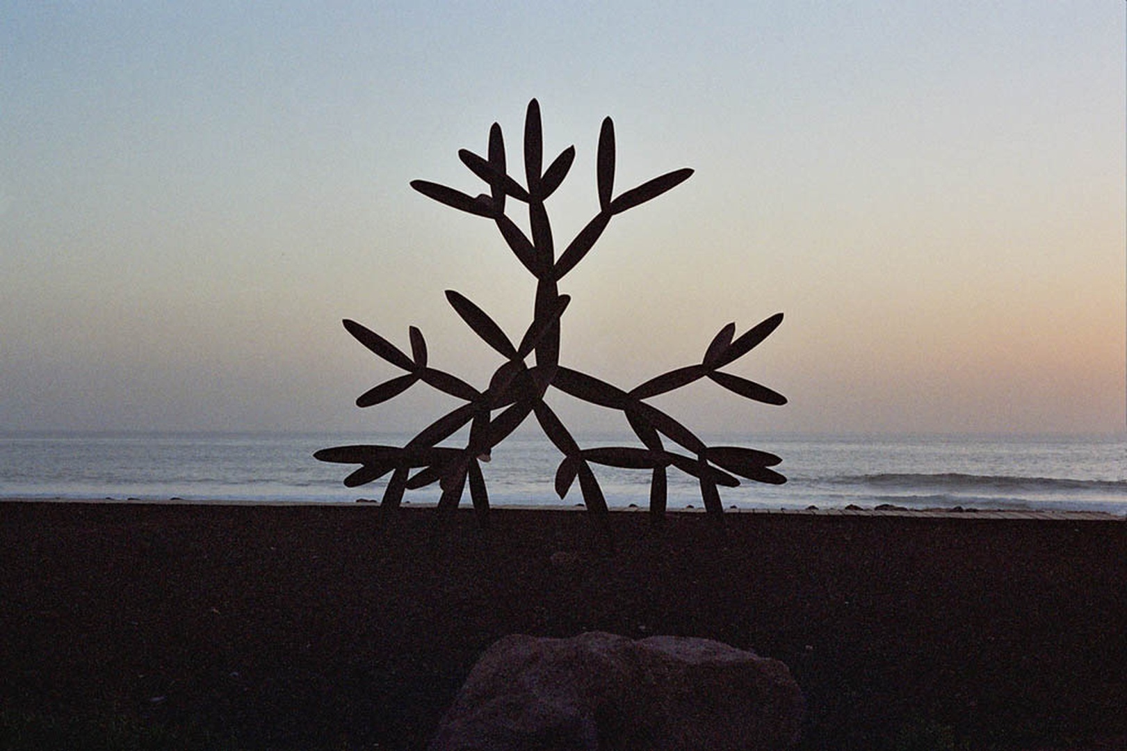 figura ob plaži by