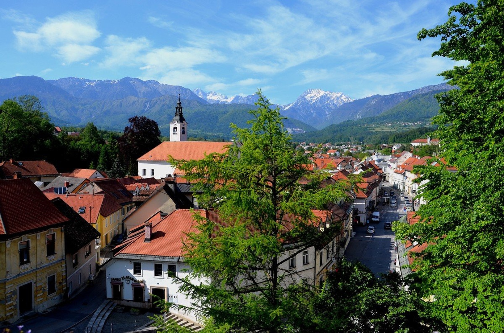 Kamnik - pogled na Kamniške alpe by Ivan Bukovšek