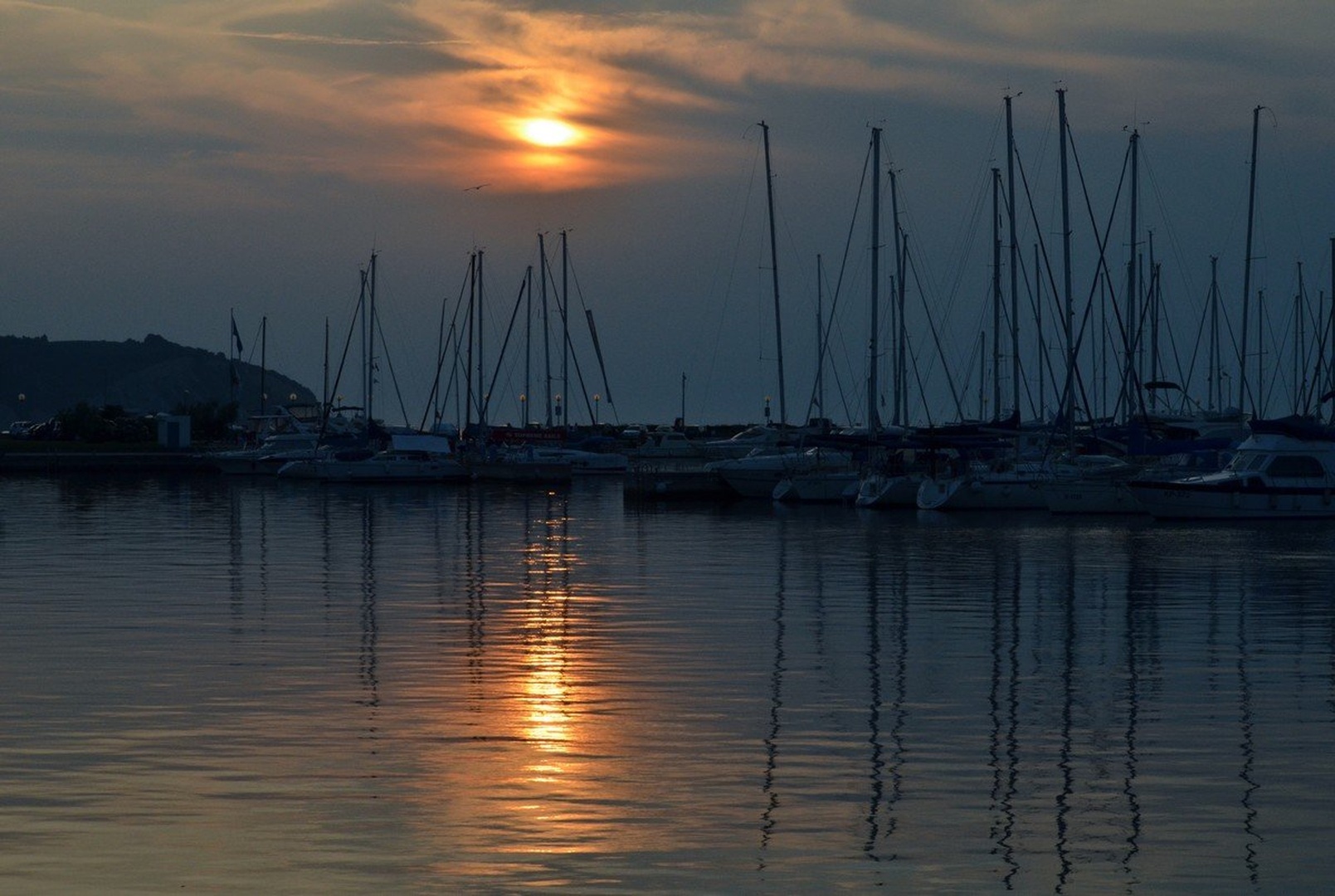 Marina ob sončnem zahodu by Ivan Bukovšek