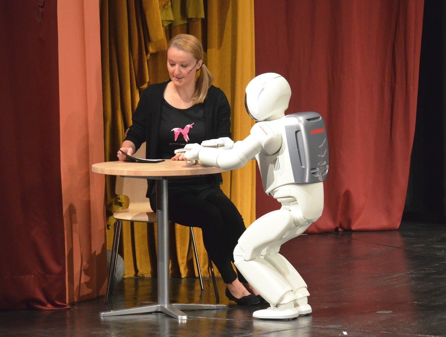 Robot Asimo by Ivan Bukovšek