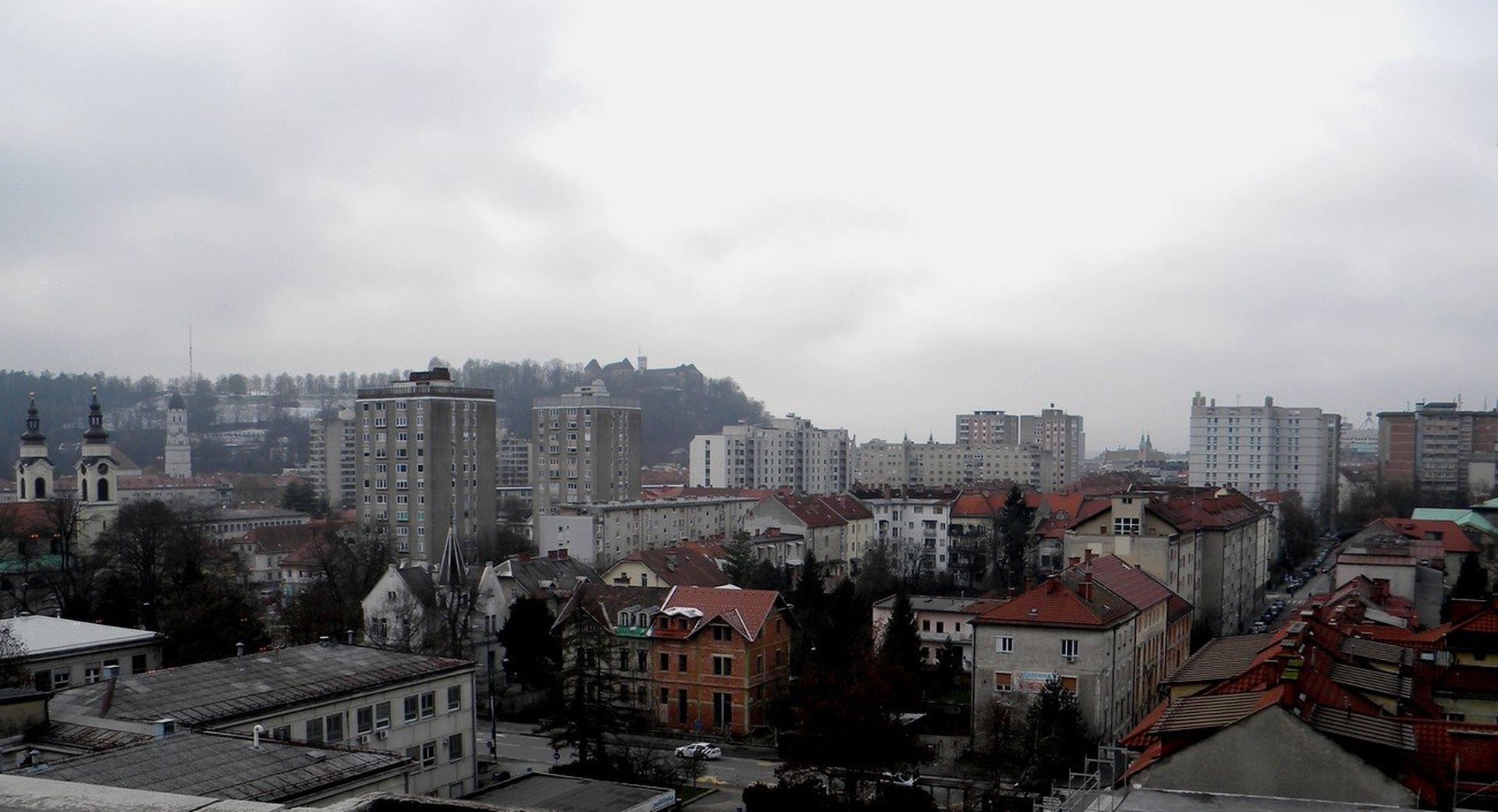Mračen pogled iz KC-ja po Ljubljani by Ivan Bukovšek