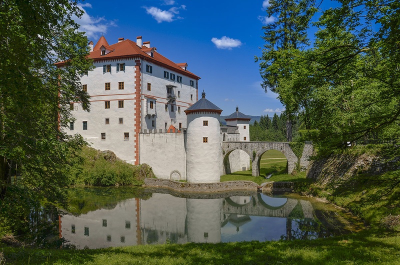 Pod Snežnikom grad stoji by Gregor Jakob