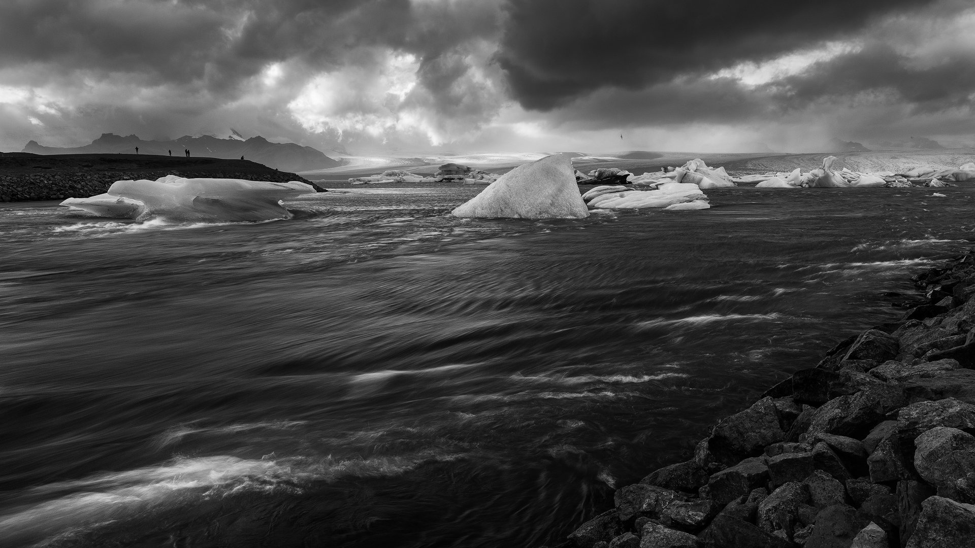 Exploring Jökulsárlón by Tomaž K.