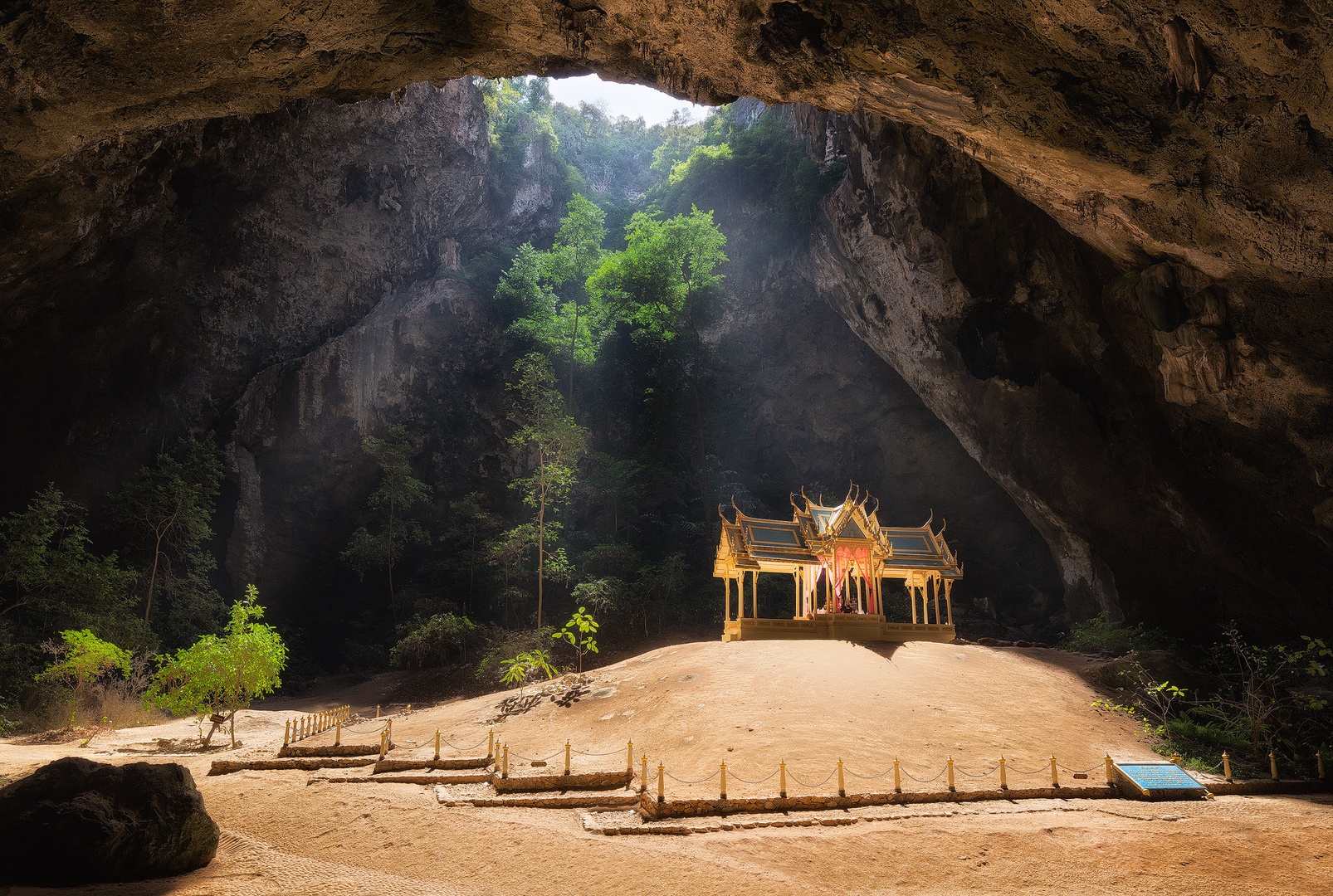 Jama Phraya Nakhon by Tomaž K.