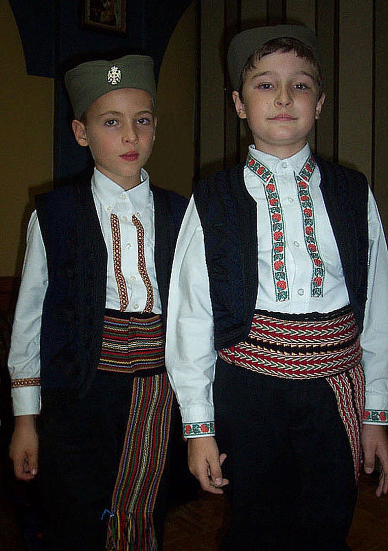 Fantka v narodni nosi by ponytail