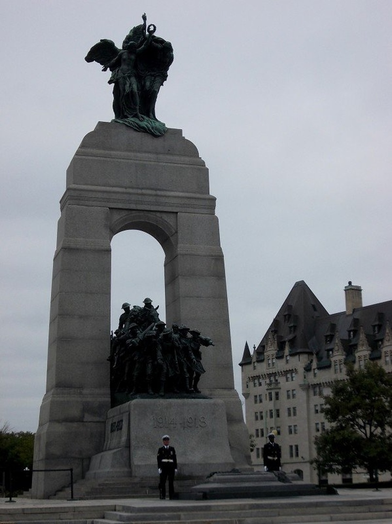 National War Memorial v Ottawi by ponytail