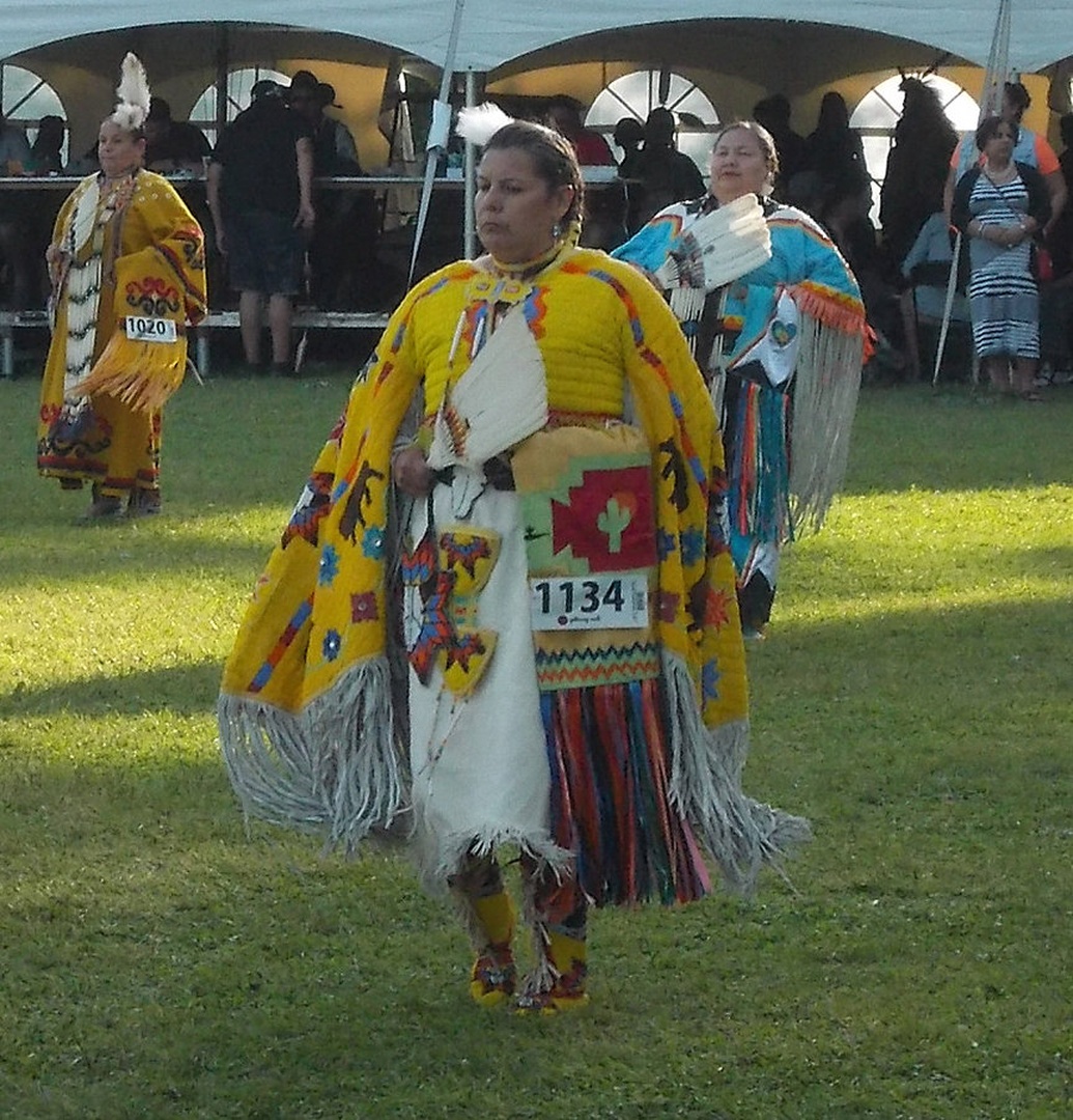 Indijanke pri plesu pow wow by ponytail