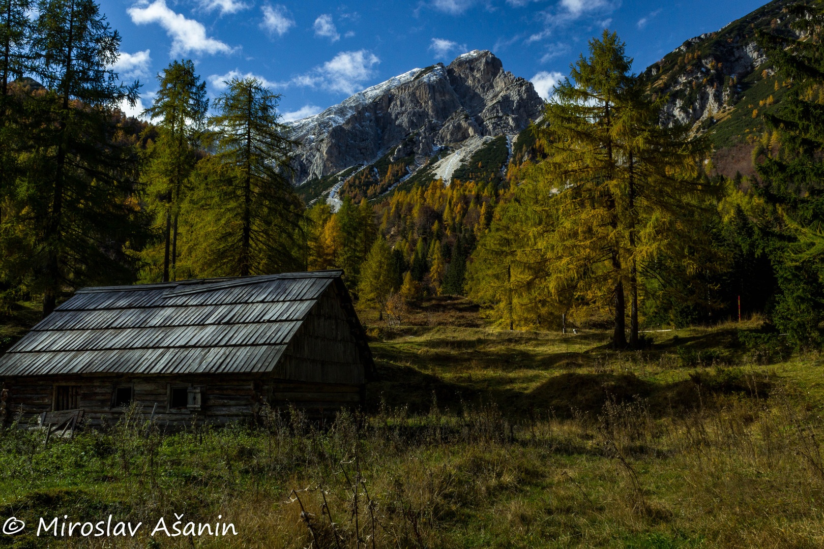 wooden house by Miroslav Ašanin