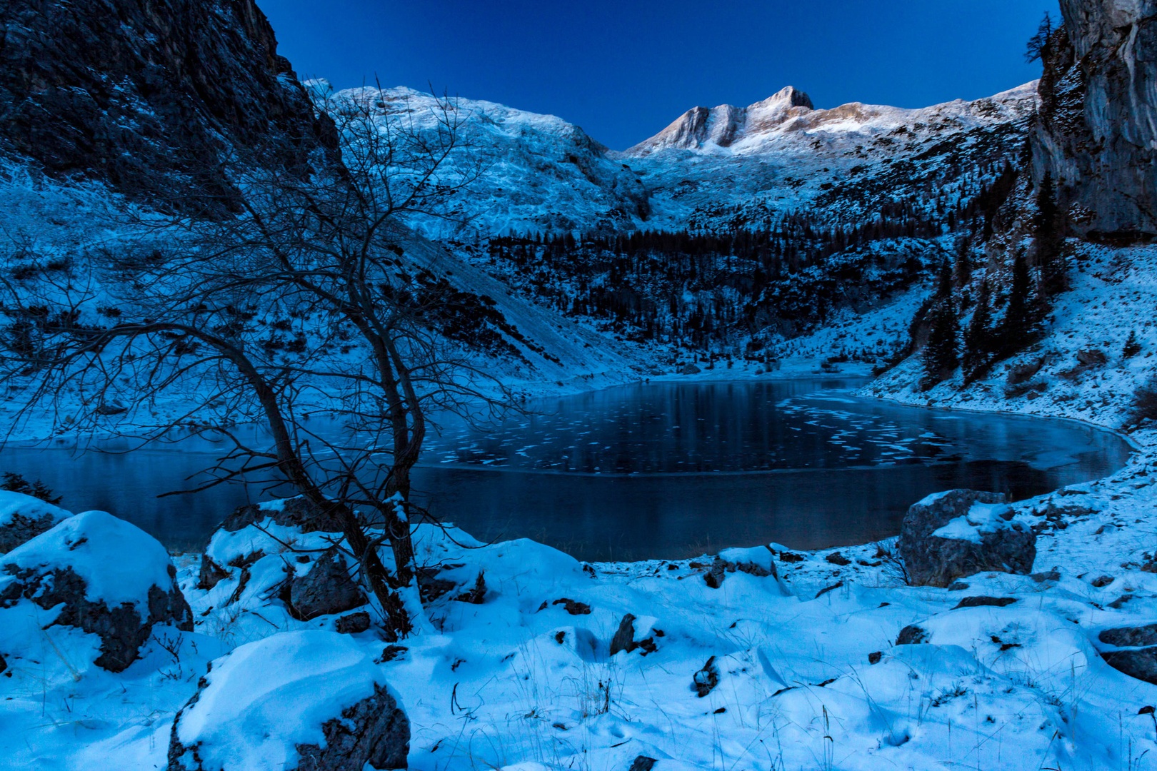 Krnsko jezero by Miroslav Ašanin