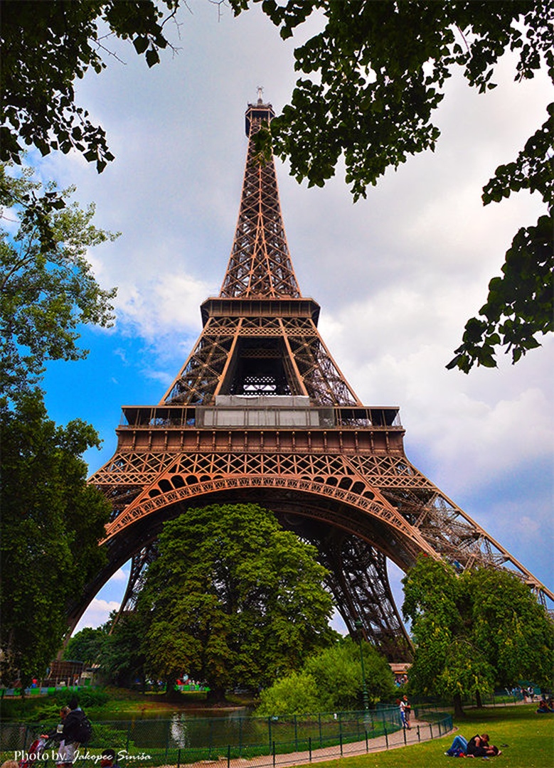Eiffel Tower by Siniša Jakopec