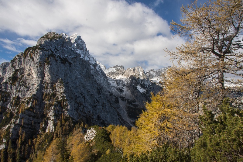Levo in desno navzgor by Branko Lombar