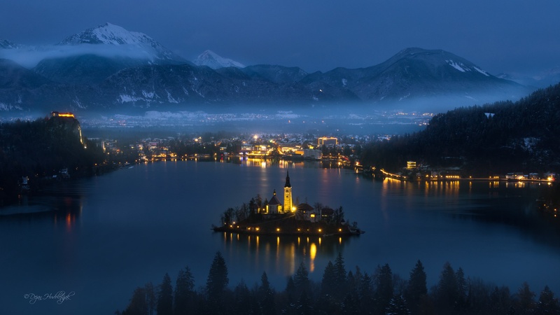 Nočni pogled na Bled by Dejan Hudoletnjak
