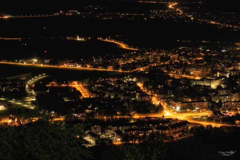 Ulice Kranja ponoči s Šmarjetne gore by Dejan Hudoletnjak