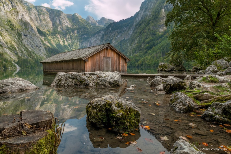 Osamljena čolnarna by notko