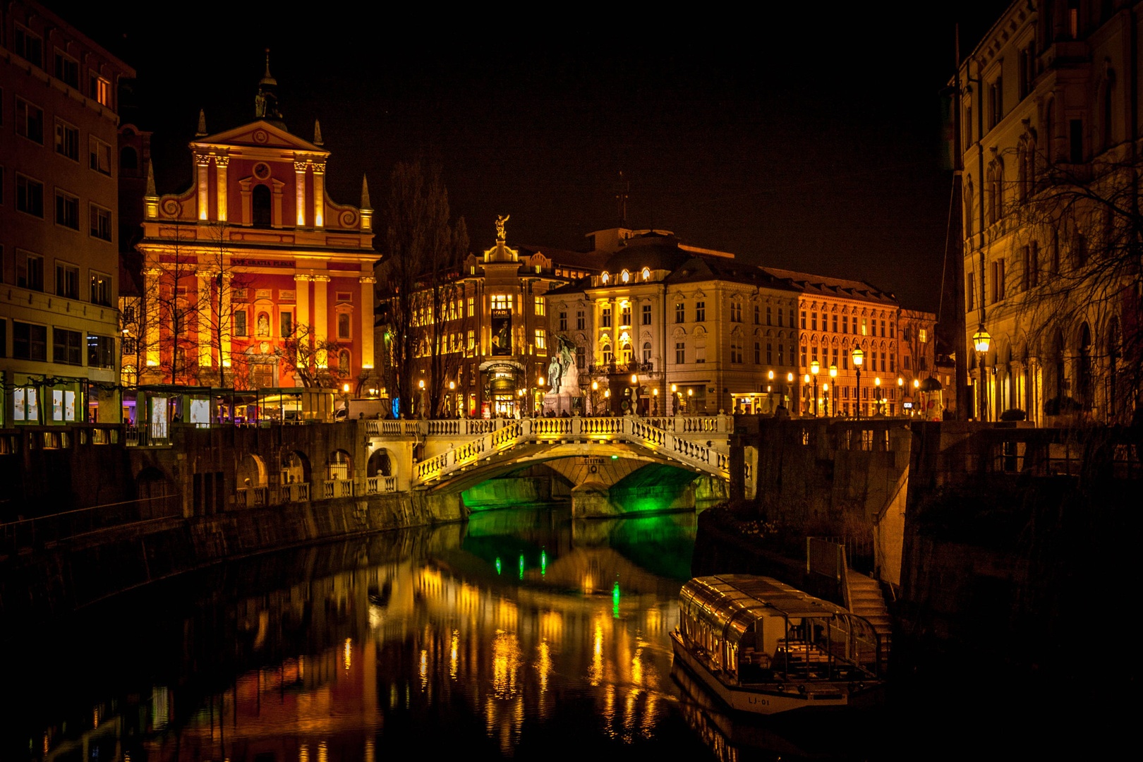 Noč v Ljubljani by Robert Hočevar- Hoč