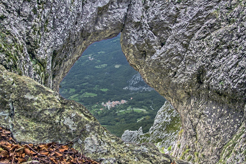 Otliško okno. by Roman Žonta