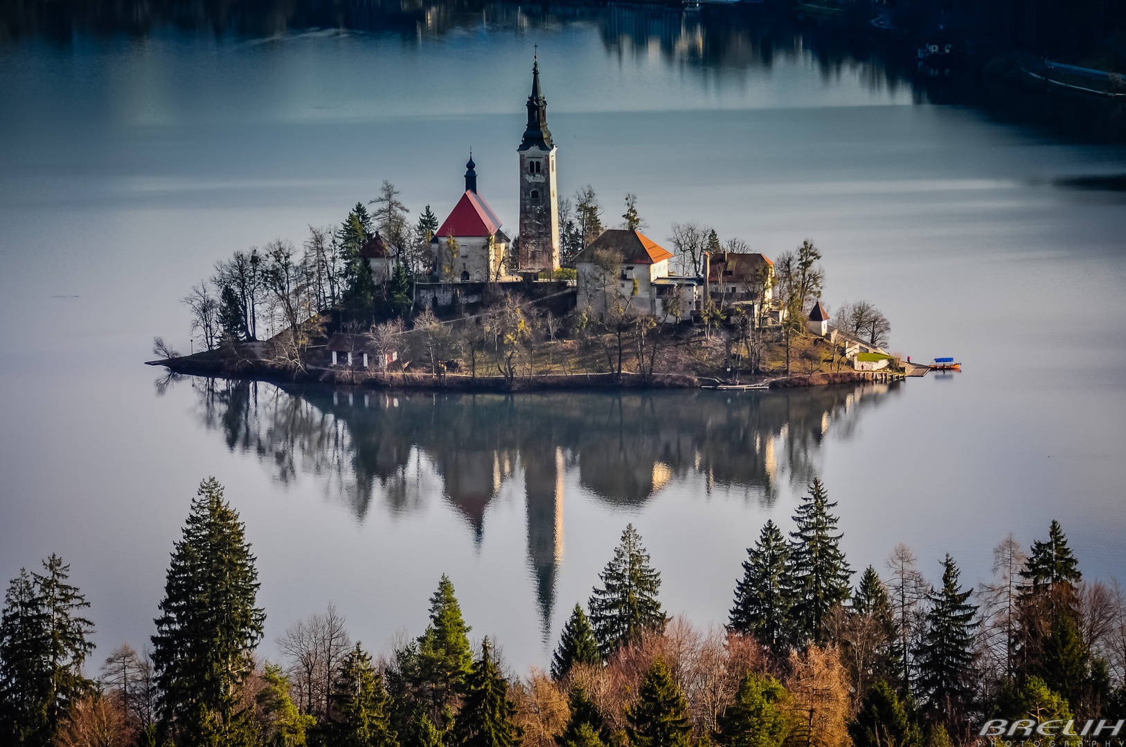 otoček sredi jezera by M