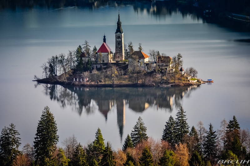 otoček sredi jezera by M