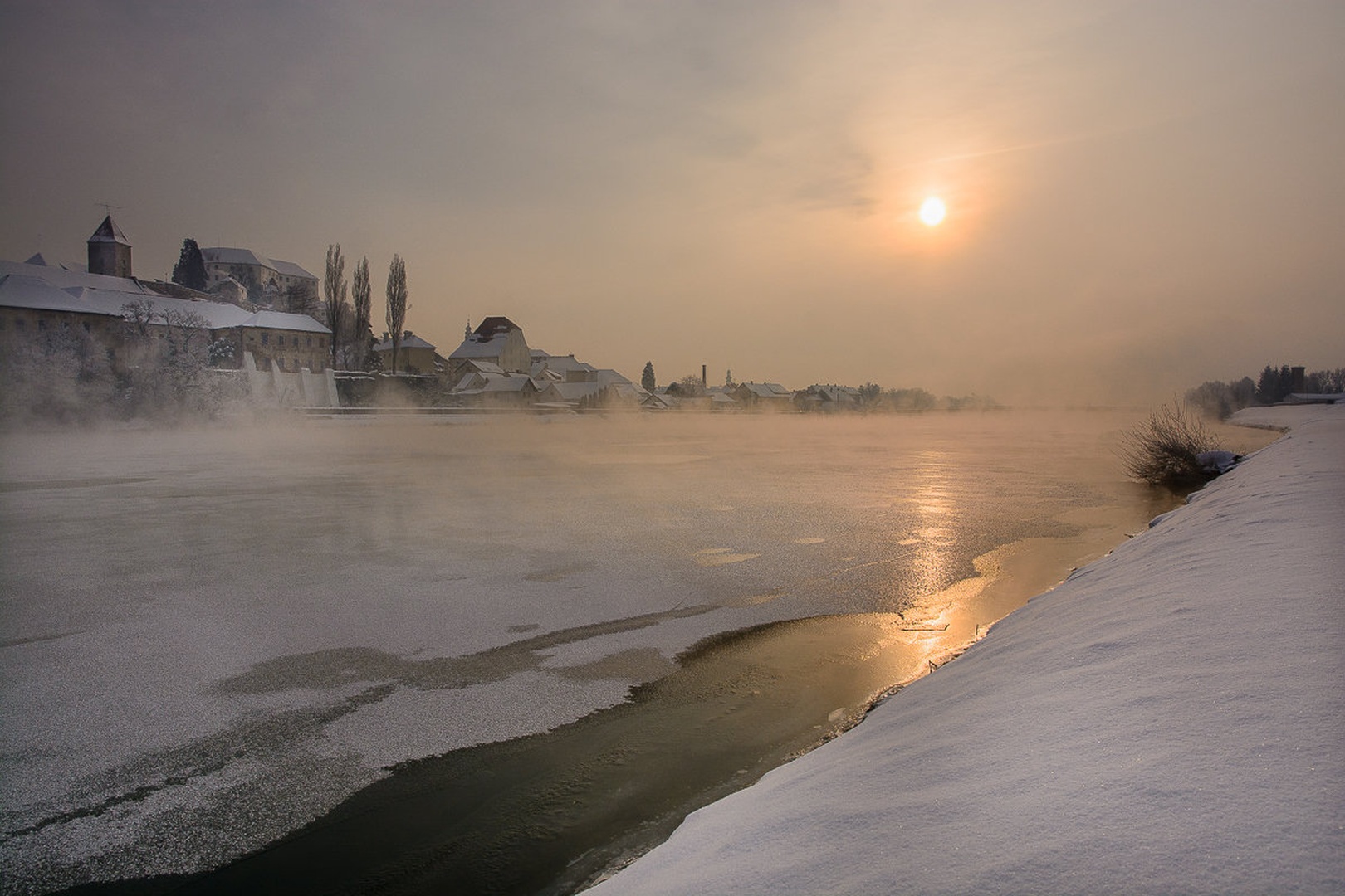 Ledeno jutro ob reki Dravi by Matej Štegar