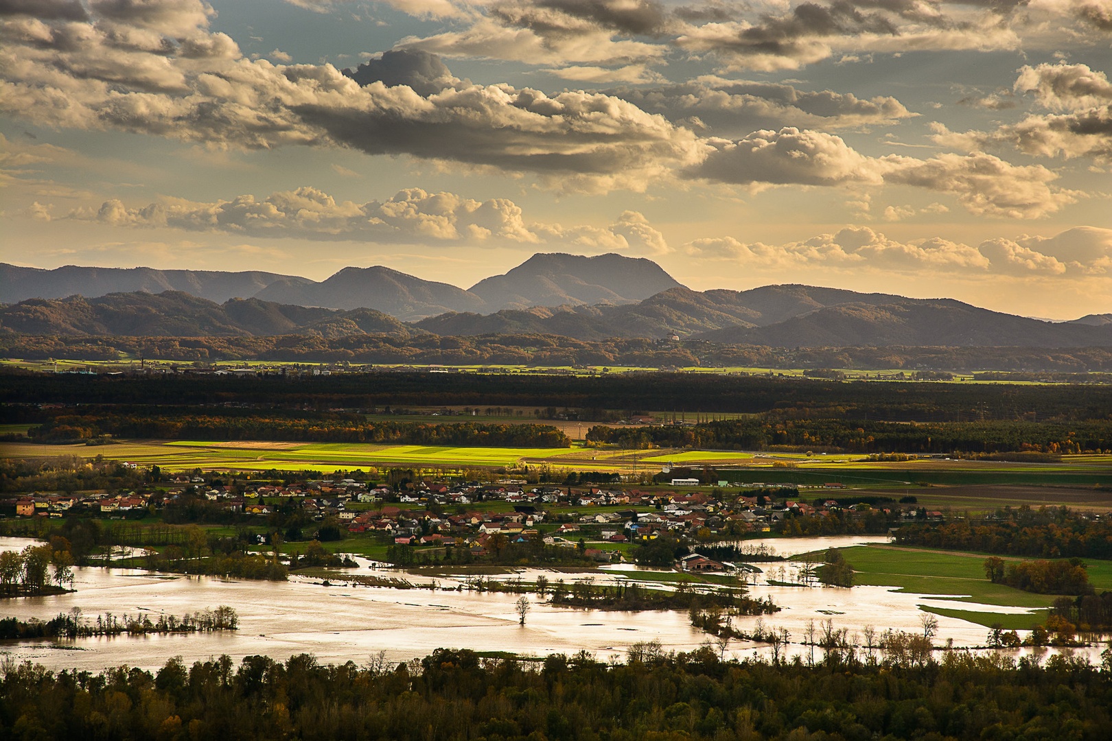 Poplavljeno Dravsko polje by Matej Štegar