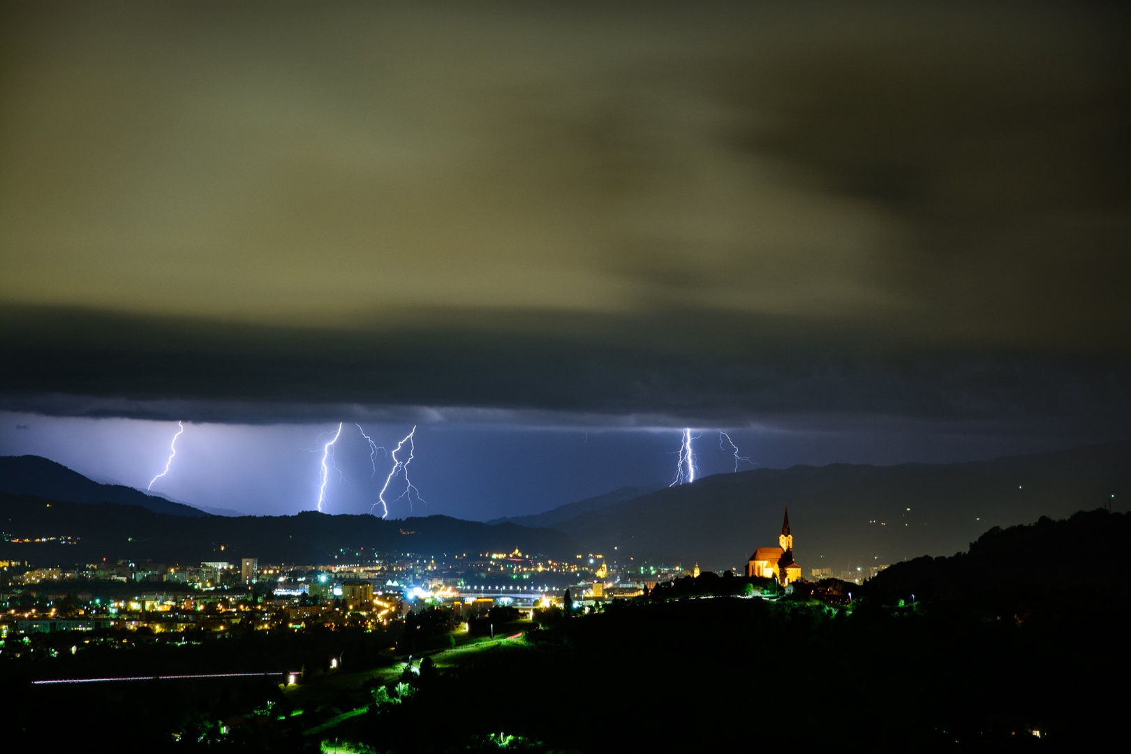 Pogled na del Maribora ob večerni nevihti by Matej Štegar
