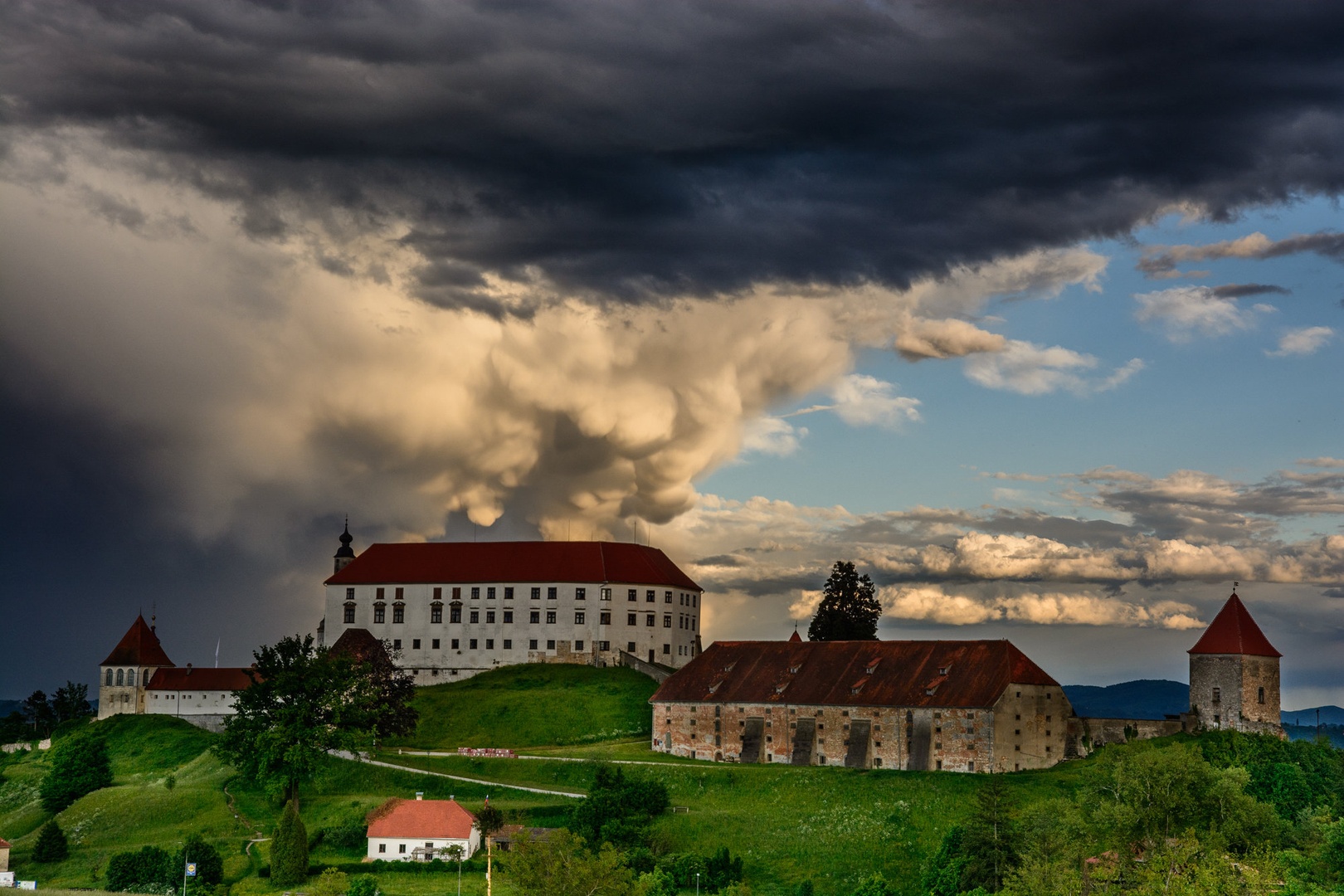 Kaotično nebo nad Ptujskim gradom by Matej Štegar